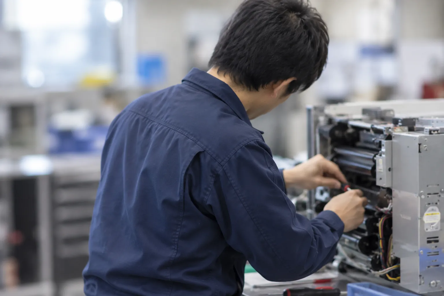 若手カスタマーエンジニアの現場での様子